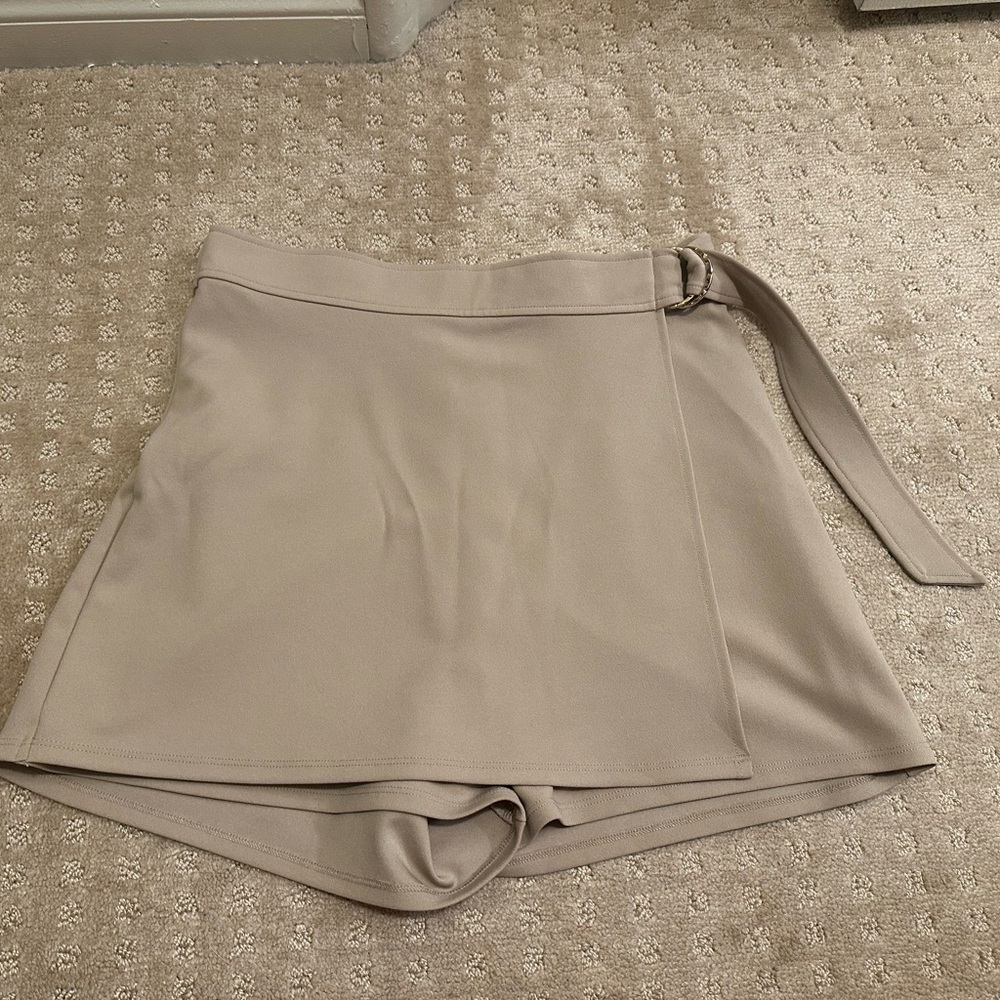 H&M - Elegant Tan Women's Shorts